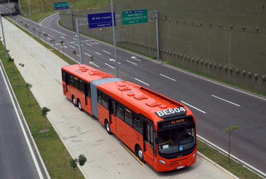 Ônibus de Curitiba podem contar com sensores de segurança nas portas 4 Curitiba moderniza frota de ônibus com veículos com transmissão Voith