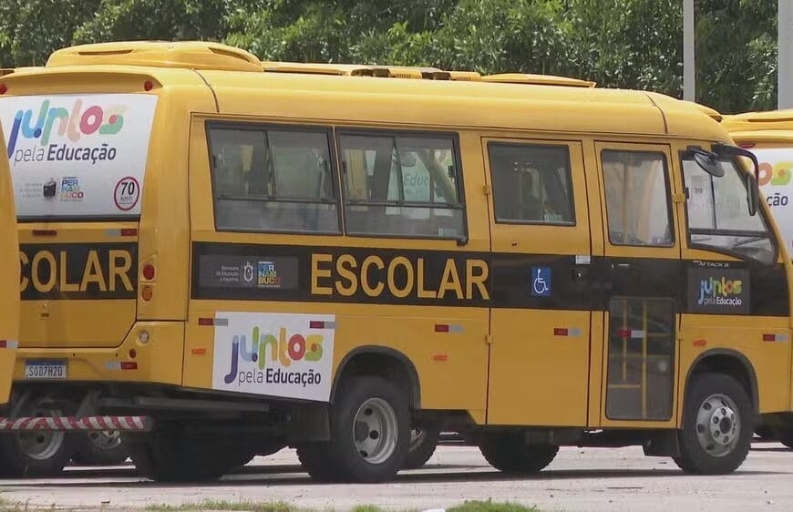 Denúncia aponta irregularidades na adesivação de ônibus escolares em Pernambuco