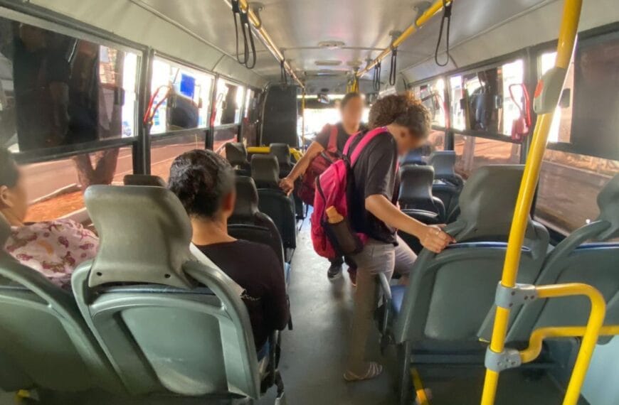 Além da falta de acessibilidade, veículo do transporte alternativo também não dispõe de barras de ferros para segurança dos passageiros