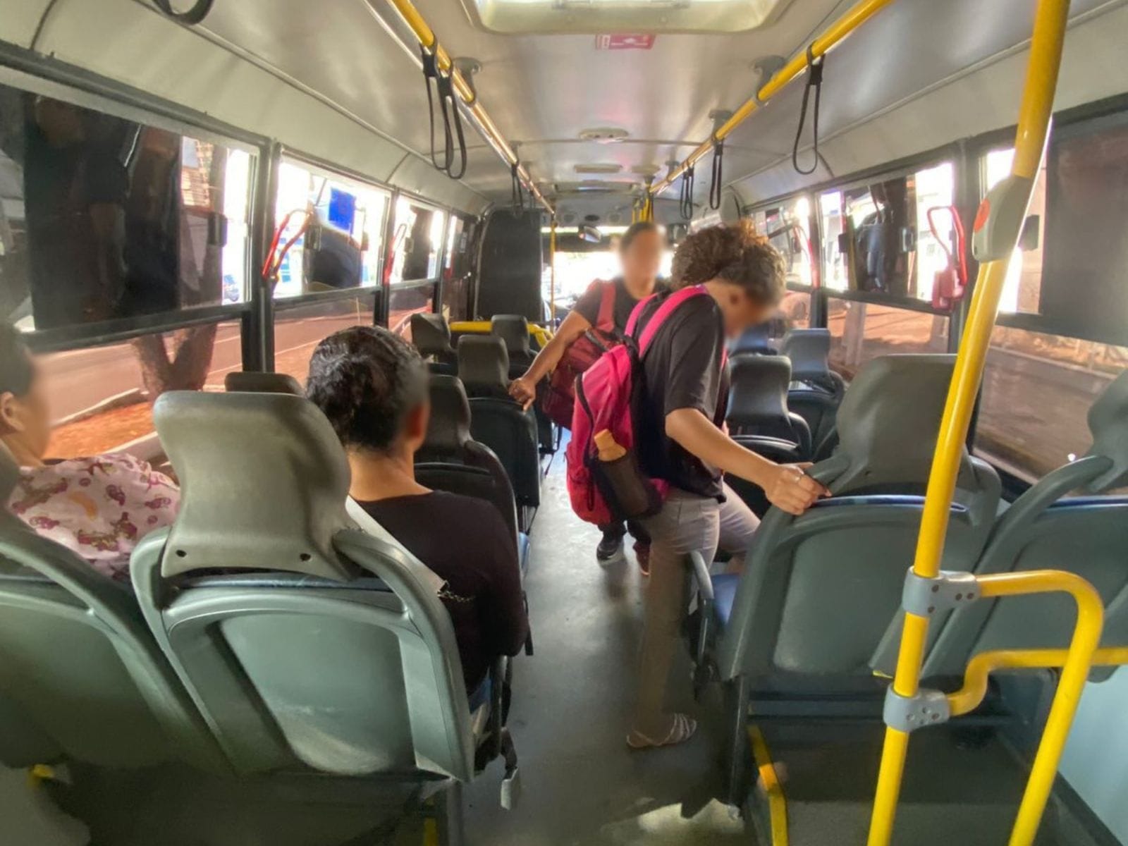 Além da falta de acessibilidade, veículo do transporte alternativo também não dispõe de barras de ferros para segurança dos passageiros
