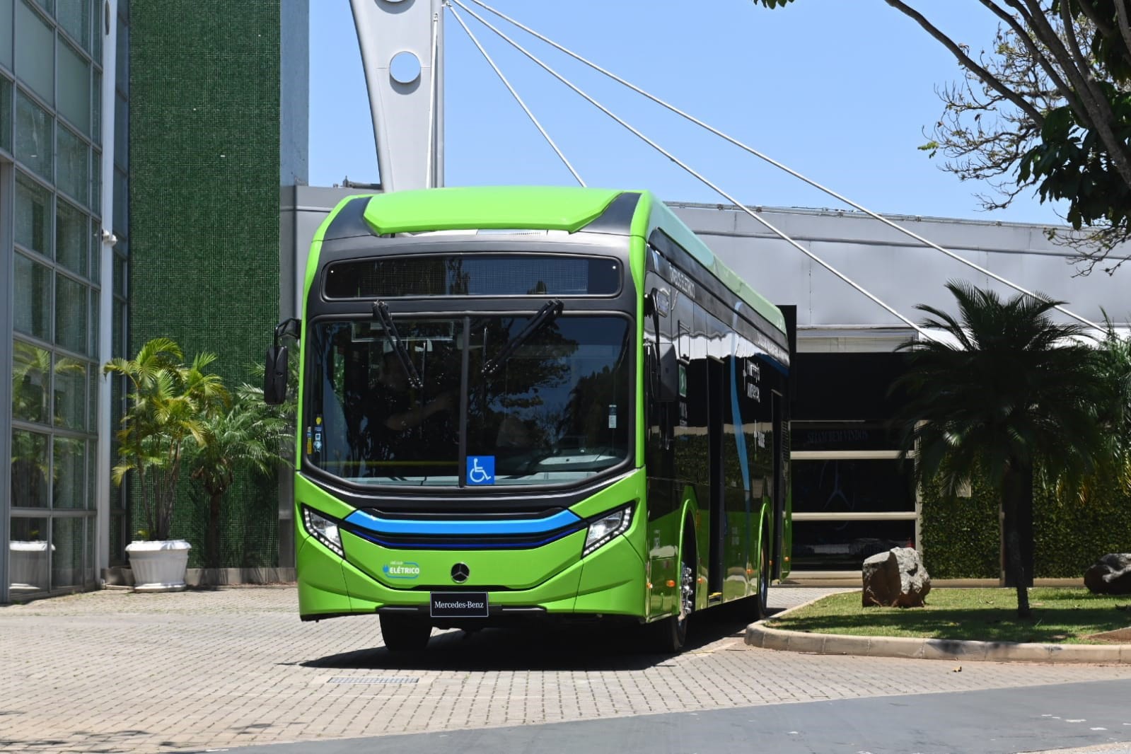 Ônibus elétrico da Mercedes-Benz é testado com sucesso em Belo Horizonte