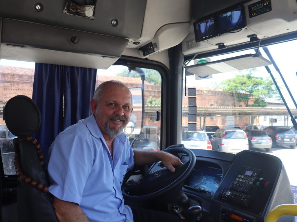 Motorista de Campinas ativa sistema de avisos sonoros em ônibus e melhora acessibilidade para deficientes visuais 10 Fernando motorista linha 135