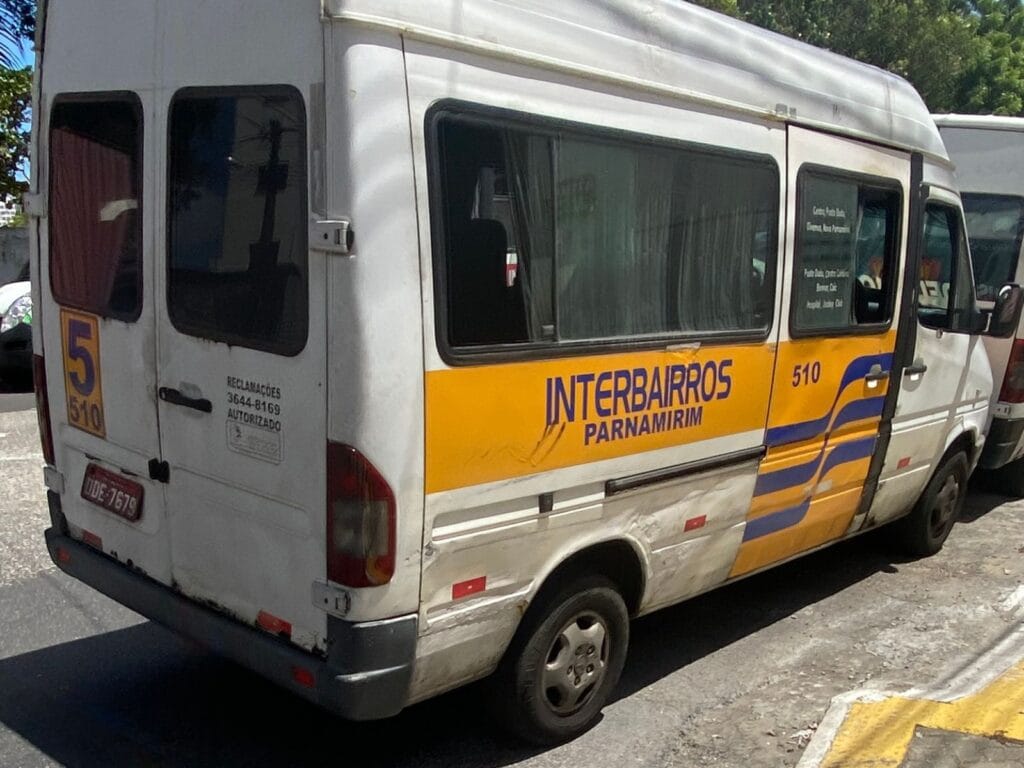 Van com 24 anos de fabricação circula em linha do Interbairros de Parnamirim