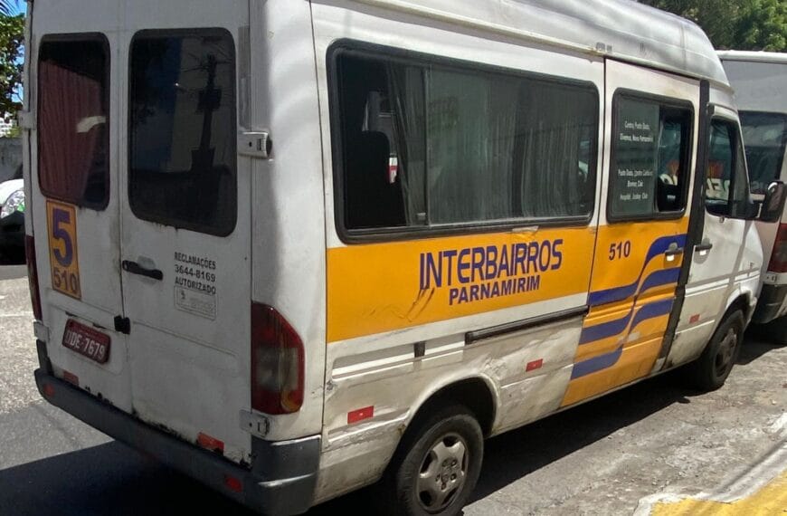 Van com 24 anos de fabricação circula em linha do Interbairros de Parnamirim