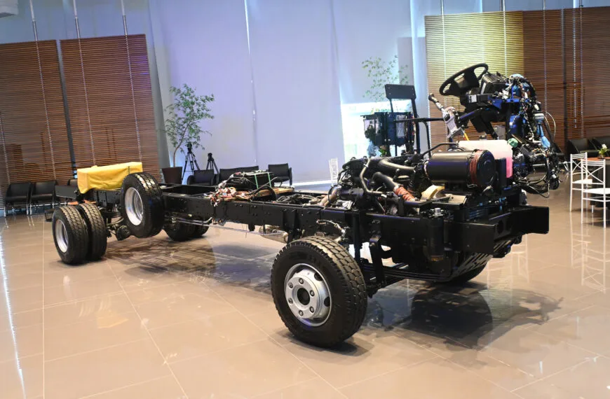 Mercedes-Benz lança chassi de micro-ônibus com foco no transporte fora de estrada