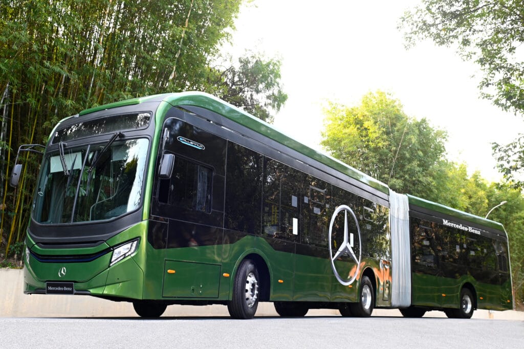 Mercedes-Benz amplia presença do ônibus elétrico eO500U e inicia testes com modelo articulado