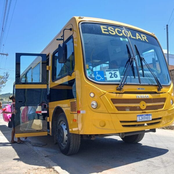 Iveco entrega novo lote de ônibus escolares e amplia participação no Caminho da Escola