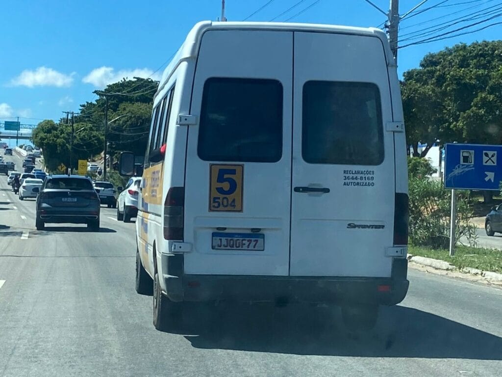 Usuários denunciam mais uma van com quase 20 anos de uso em operação no Interbairros de Parnamirim 3 Usuários denunciam mais uma van com quase 20 anos de uso em operação no Interbairros de Parnamirim