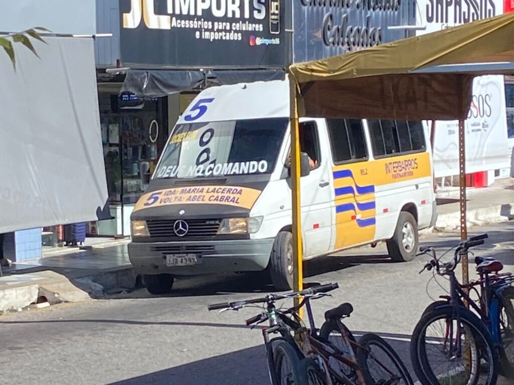 Veículo do Interbairros de Parnamirim com mais de 20 anos de uso circula com placa cinza