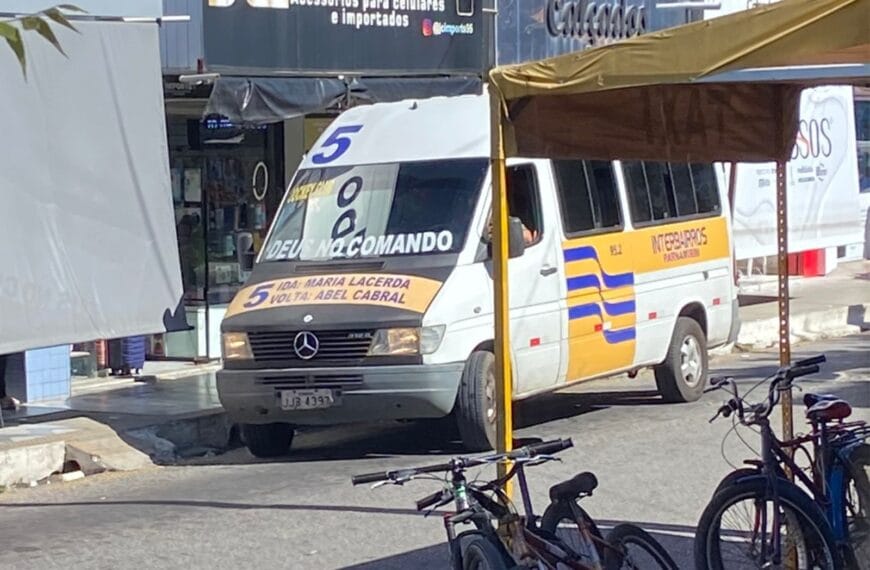 Veículo do Interbairros de Parnamirim com mais de 20 anos de uso circula com placa cinza