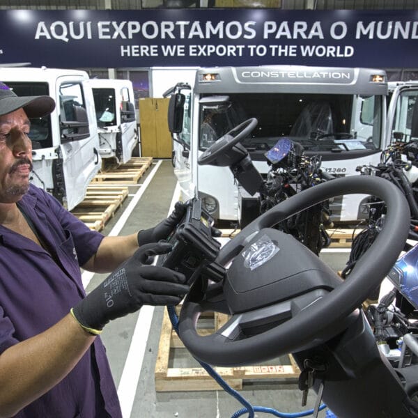 Volkswagen abre inscrições para visitas à fábrica de caminhões e ônibus em 2026