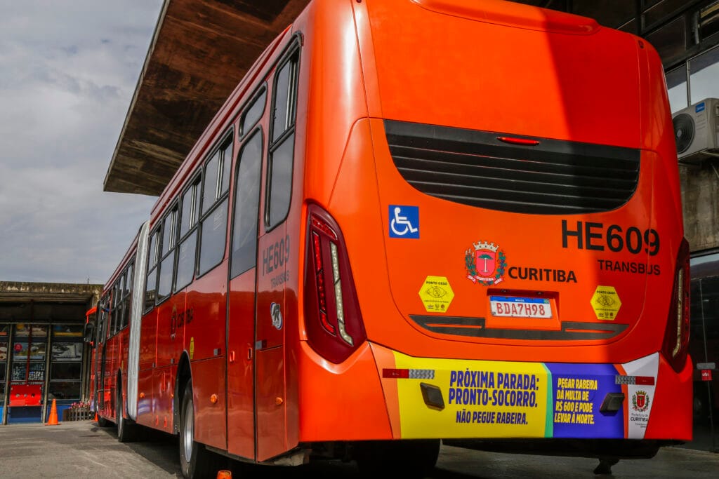 Curitiba cria patrulha e sanciona lei para punir prática de rabeira nos ônibus 7 Curitiba cria patrulha e sanciona lei para punir prática de rabeira nos ônibus