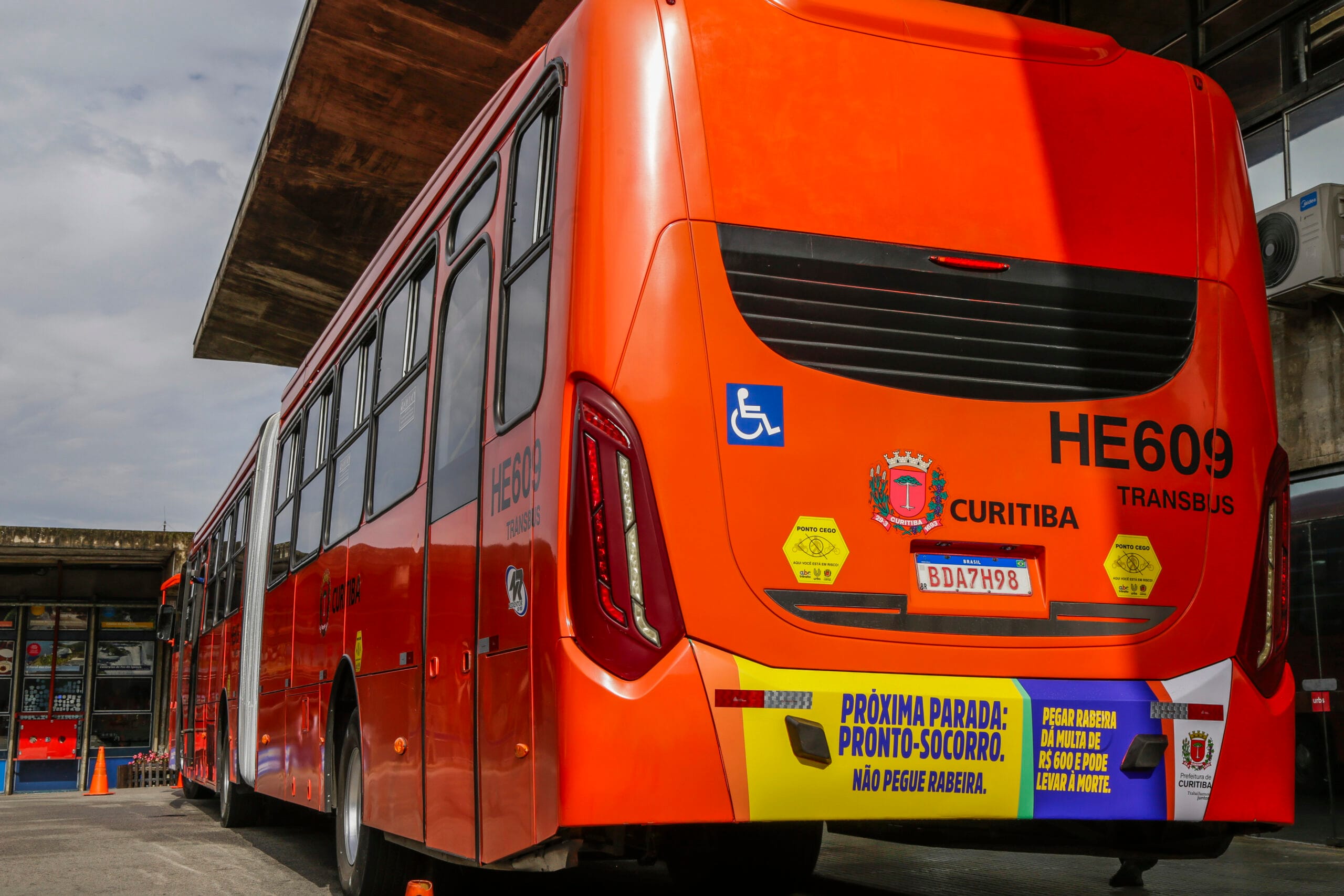 Curitiba cria patrulha e sanciona lei para punir prática de rabeira nos ônibus