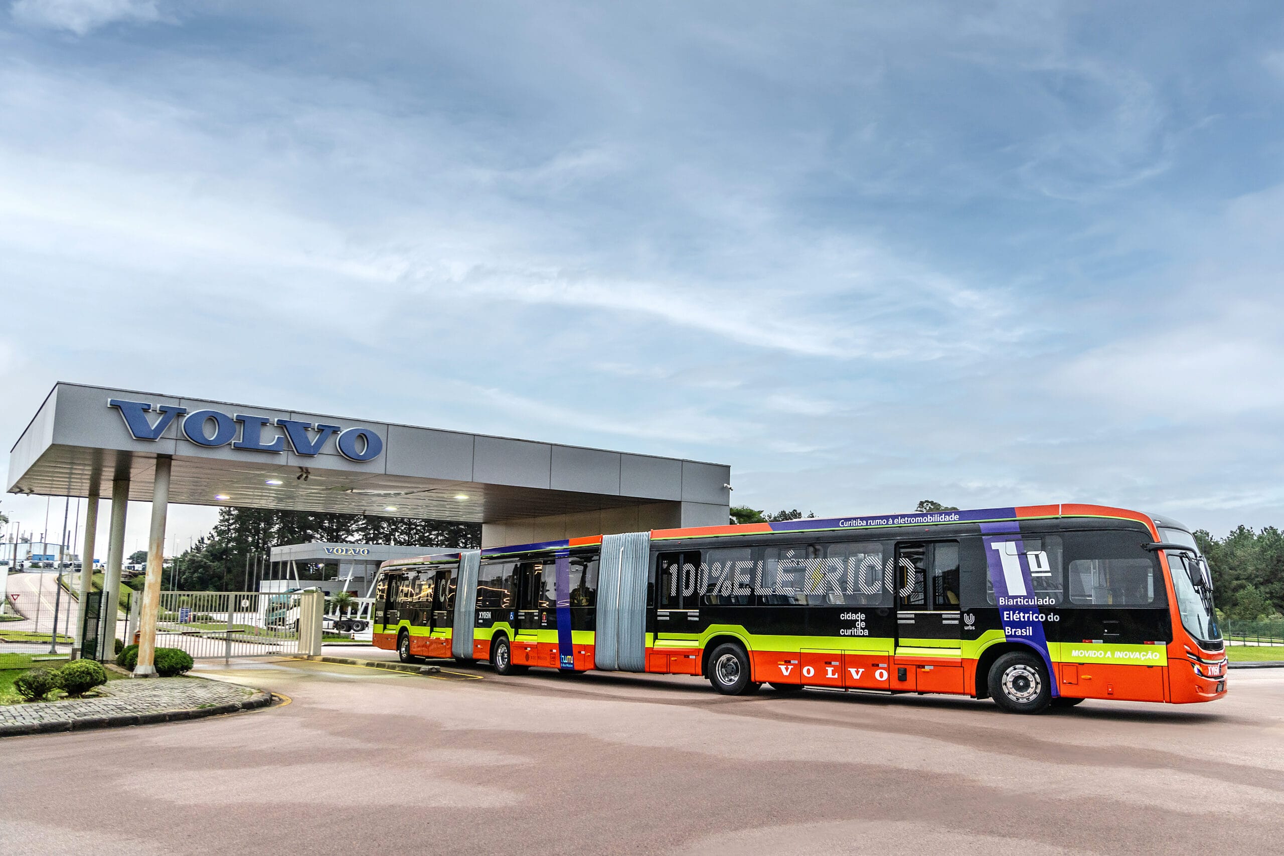Volvo inicia a produção de ônibus biarticulados e articulados elétricos no Brasil