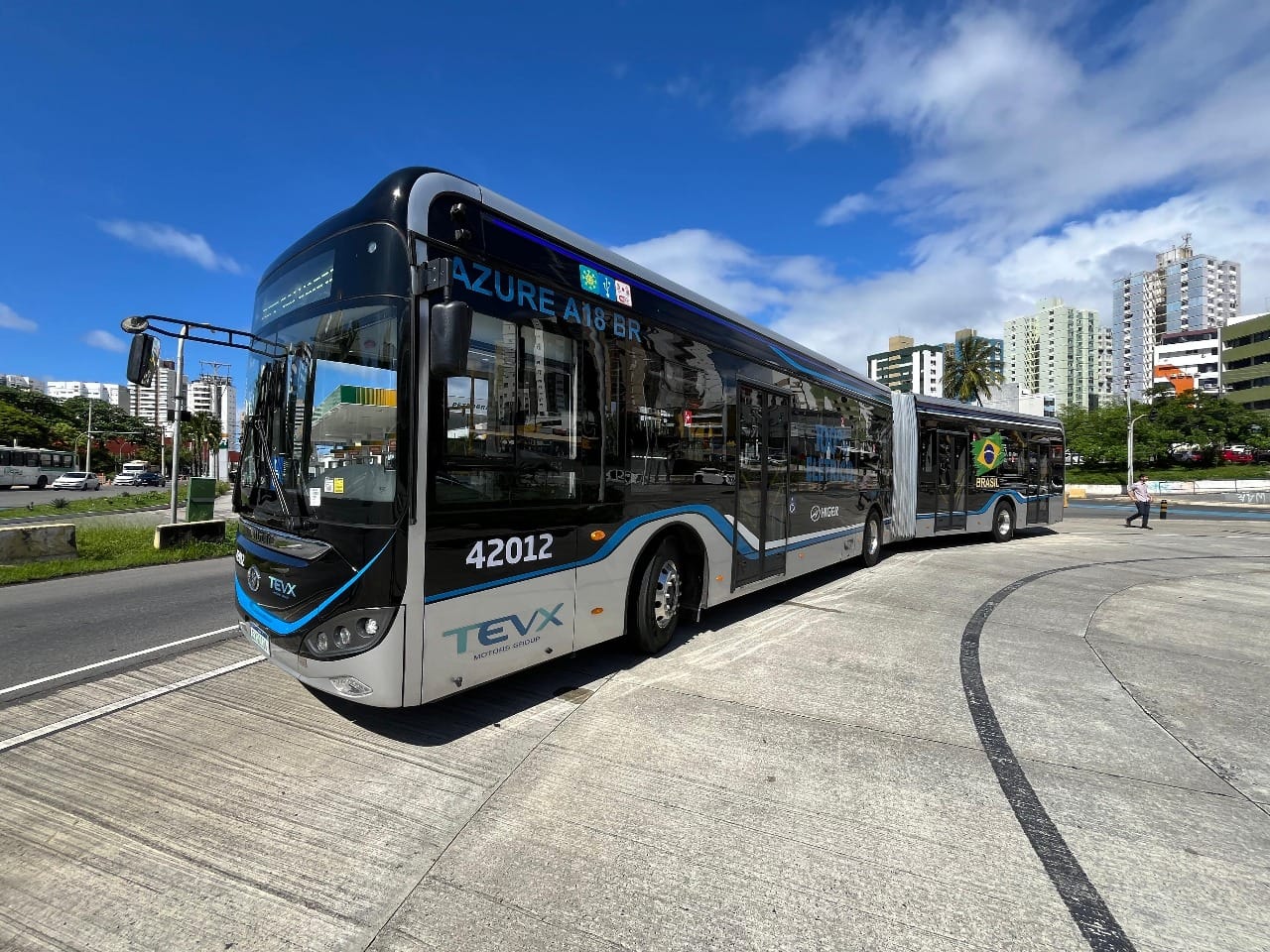 Salvador inicia testes com ônibus elétrico articulado e avança na transição para frota sustentável