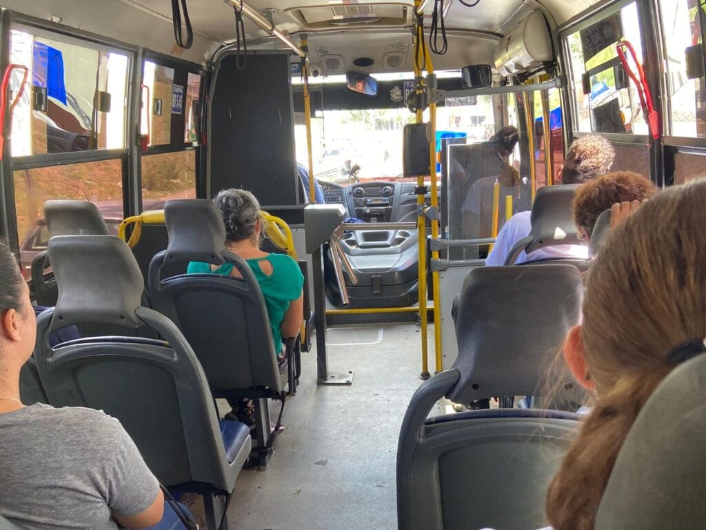 Dois meses após denúncias, veículo do transporte opcional da Grande Natal segue sem critérios de acessibilidade