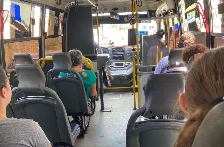 Dois meses após denúncias, veículo do transporte opcional da Grande Natal segue sem critérios de acessibilidade