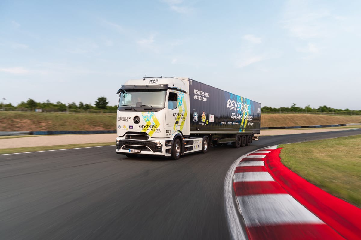 Mercedes-Benz quebra recorde mundial com caminhão elétrico eActros 600 em marcha à ré