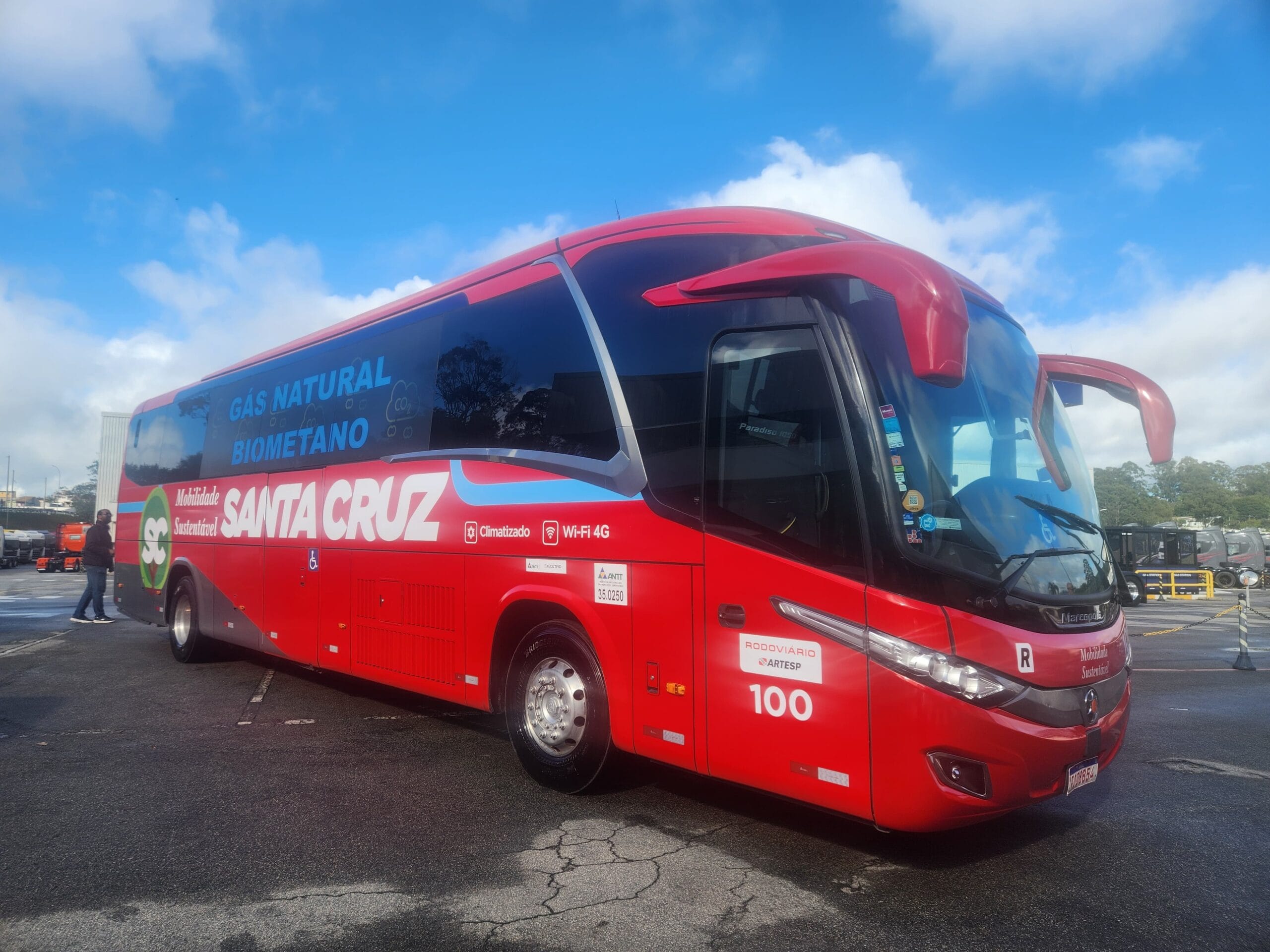 Viação Santa Cruz estreia primeira linha rodoviária regular com ônibus a gás no Brasil