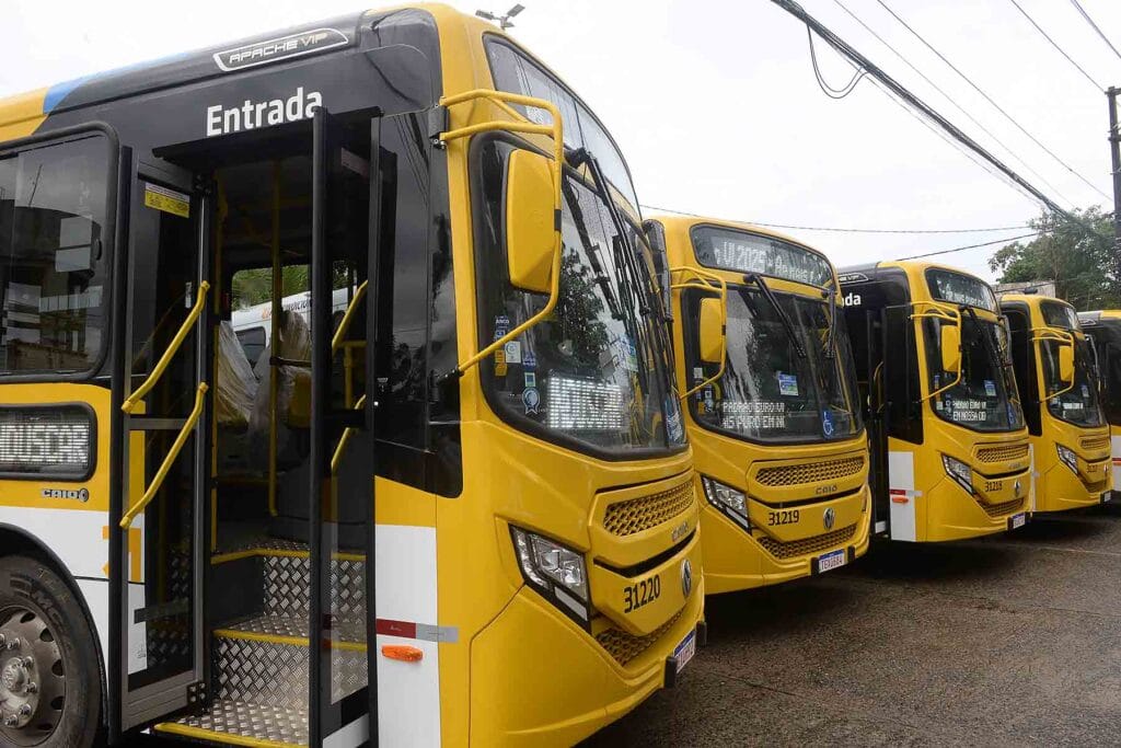 Salvador recebe mais cinco novos ônibus e frota com ar-condicionado já soma 105 veículos em 2025