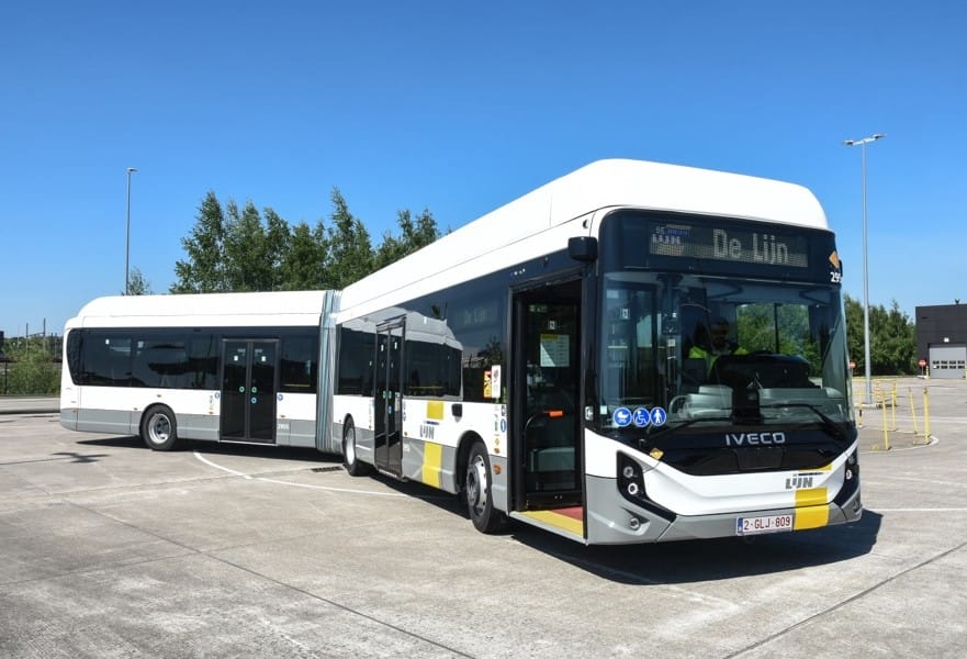 Empresa na Bélgica amplia frota elétrica com mais 100 ônibus articulados com chassi Iveco