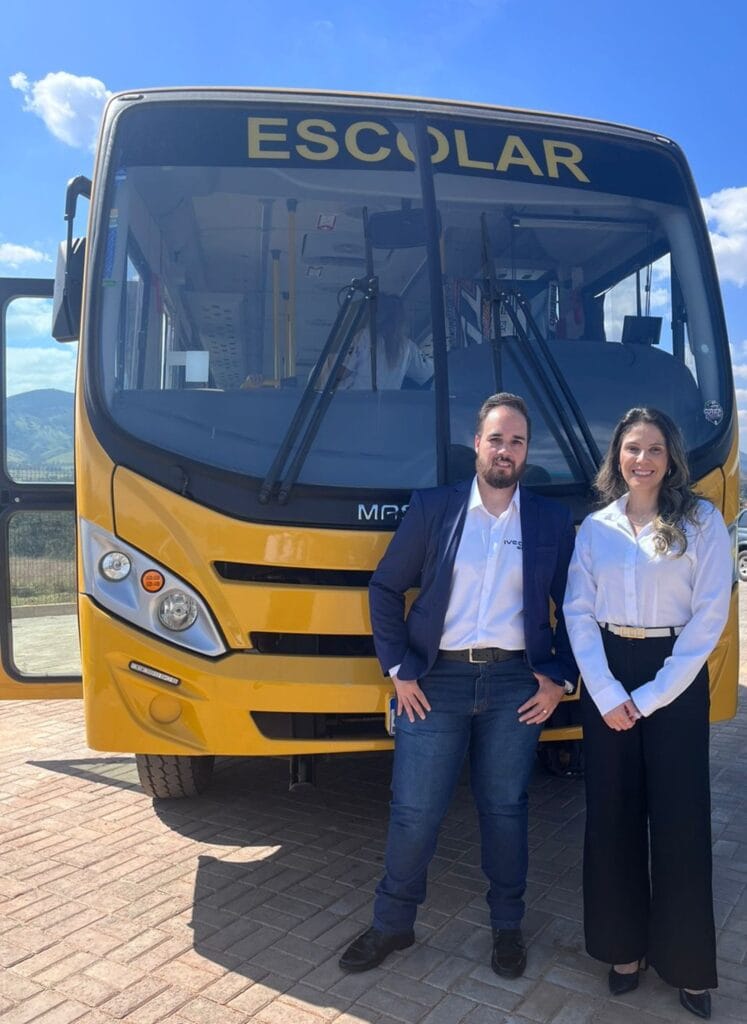 Iveco participa de entrega de 32 ônibus escolares em Brumadinho (MG) 5 IVECO BUS Elton dos Santos e Debora Rocha
