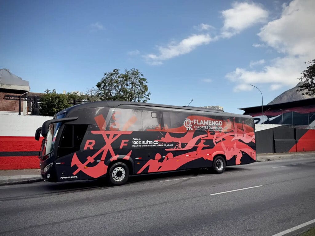 Flamengo recebe ônibus 100% elétrico da BYD