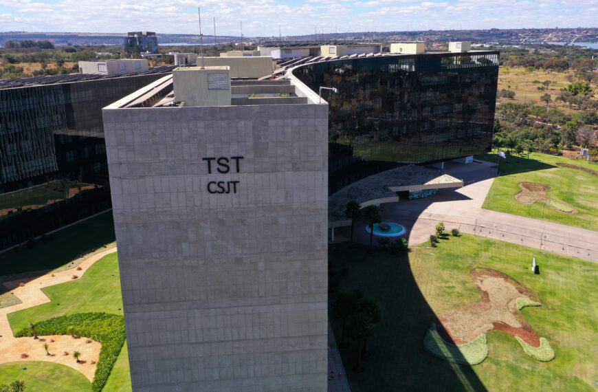 TST valida cláusula coletiva que permite intervalo intrajornada superior a duas horas para cobrador de ônibus rodoviário