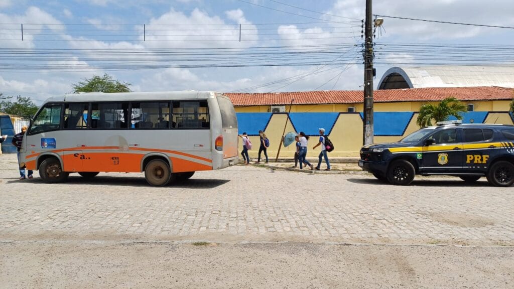 PRF flagra irregularidades em ônibus de transporte escolar e universitário no RN 1 PRF flagra irregularidades em ônibus de transporte escolar e universitário no RN