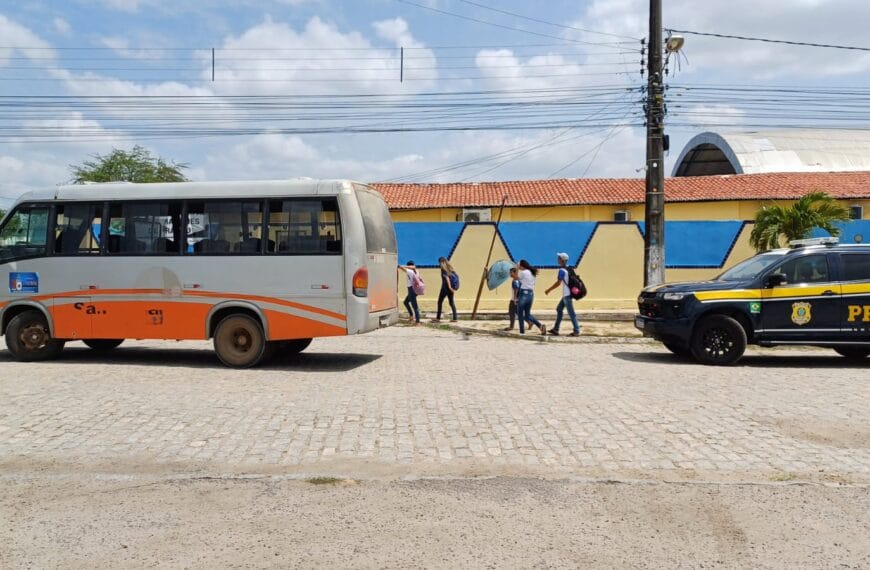 PRF flagra irregularidades em ônibus de transporte escolar e universitário no RN