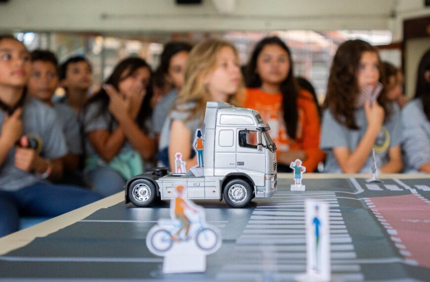 Volvo lança versão digital do programa Pare, Olhe, Acene para ampliar conscientização infantil no trânsito