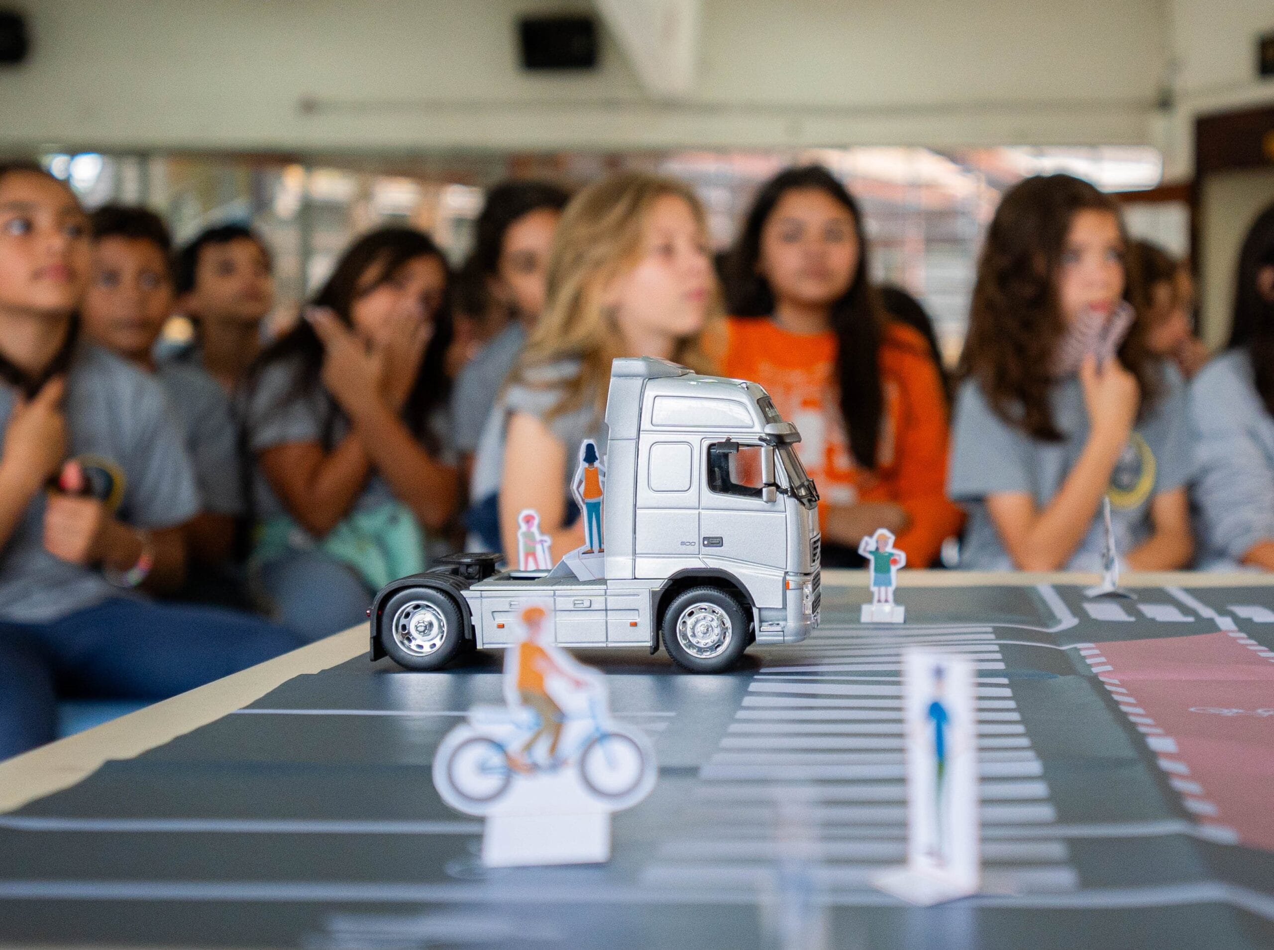 Volvo lança versão digital do programa Pare, Olhe, Acene para ampliar conscientização infantil no trânsito