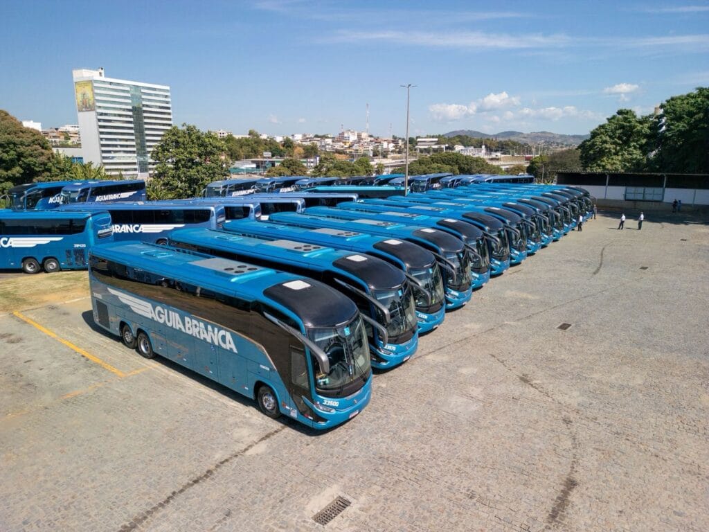Mercado de ônibus mantém bom desempenho em produção e vendas, aponta Anfavea 2 Águia Branca renova frota com 40 ônibus rodoviários Mercedes-Benz O 500 Euro 6