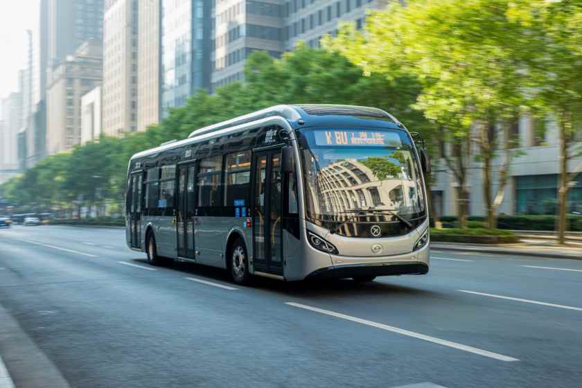 BYD apresenta novo ônibus elétrico de piso alto voltado ao turismo europeu