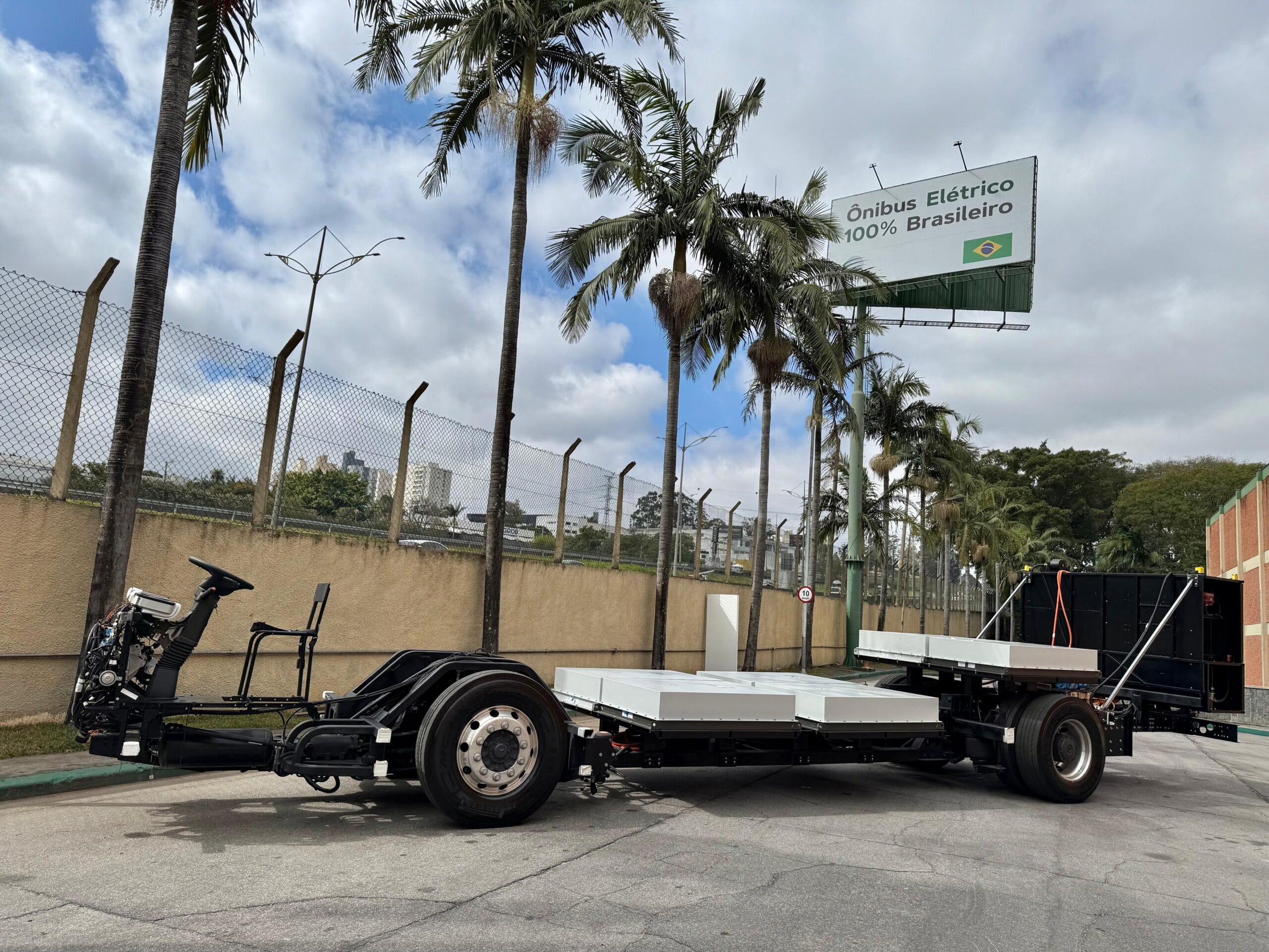 Eletra lança nova linha de chassis elétricos e soluções em parceria com a WEG no Arena ANTP 2025