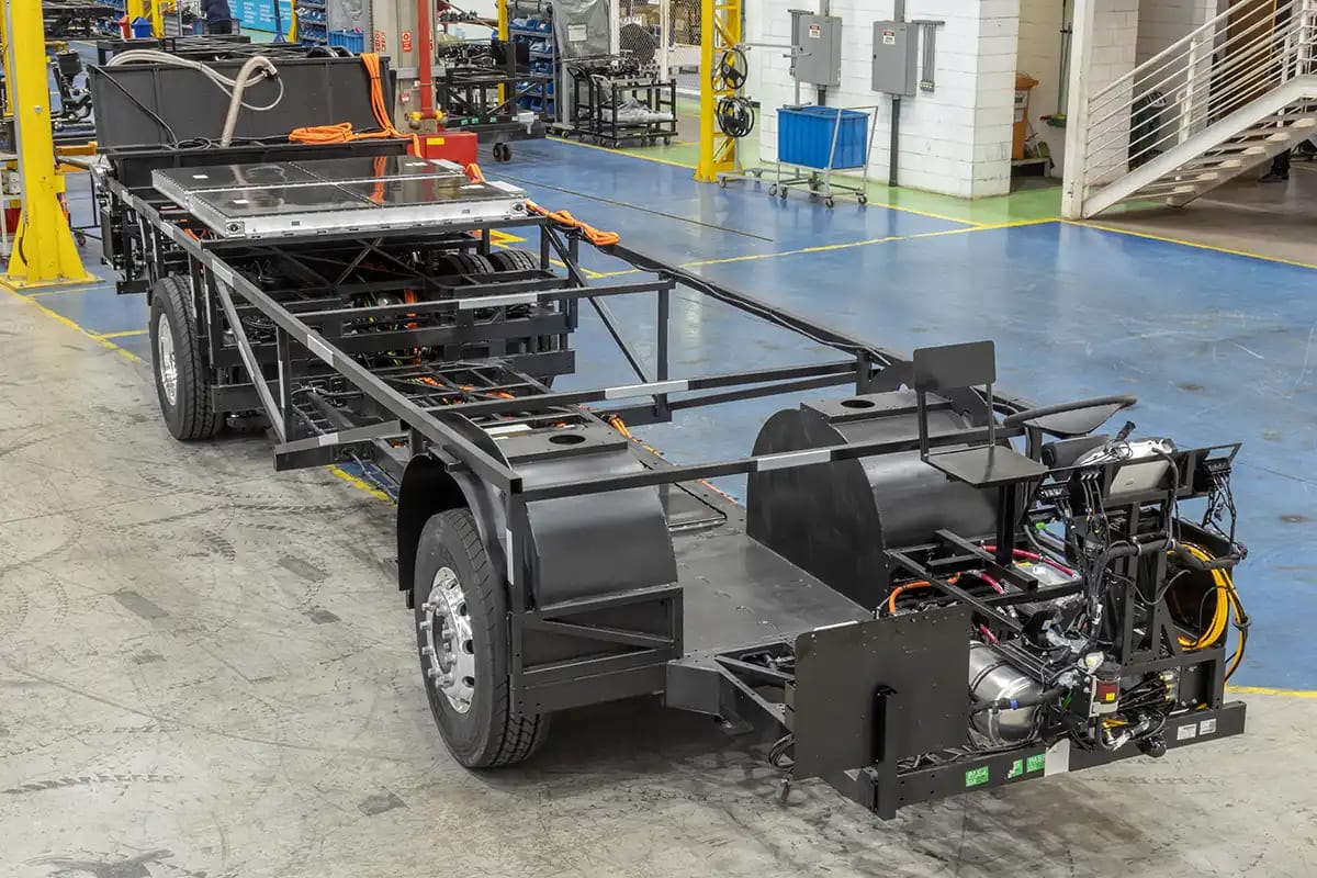 BYD lança primeiro chassi elétrico Midi no Brasil durante a Arena ANTP 2025