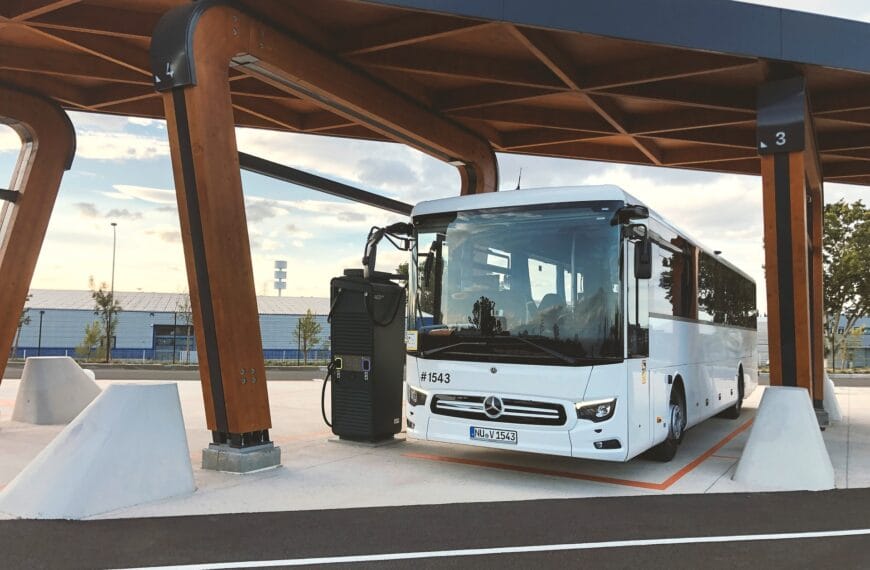 Daimler Buses instalará rede de recarga pública para ônibus elétricos na Europa a partir de 2026
