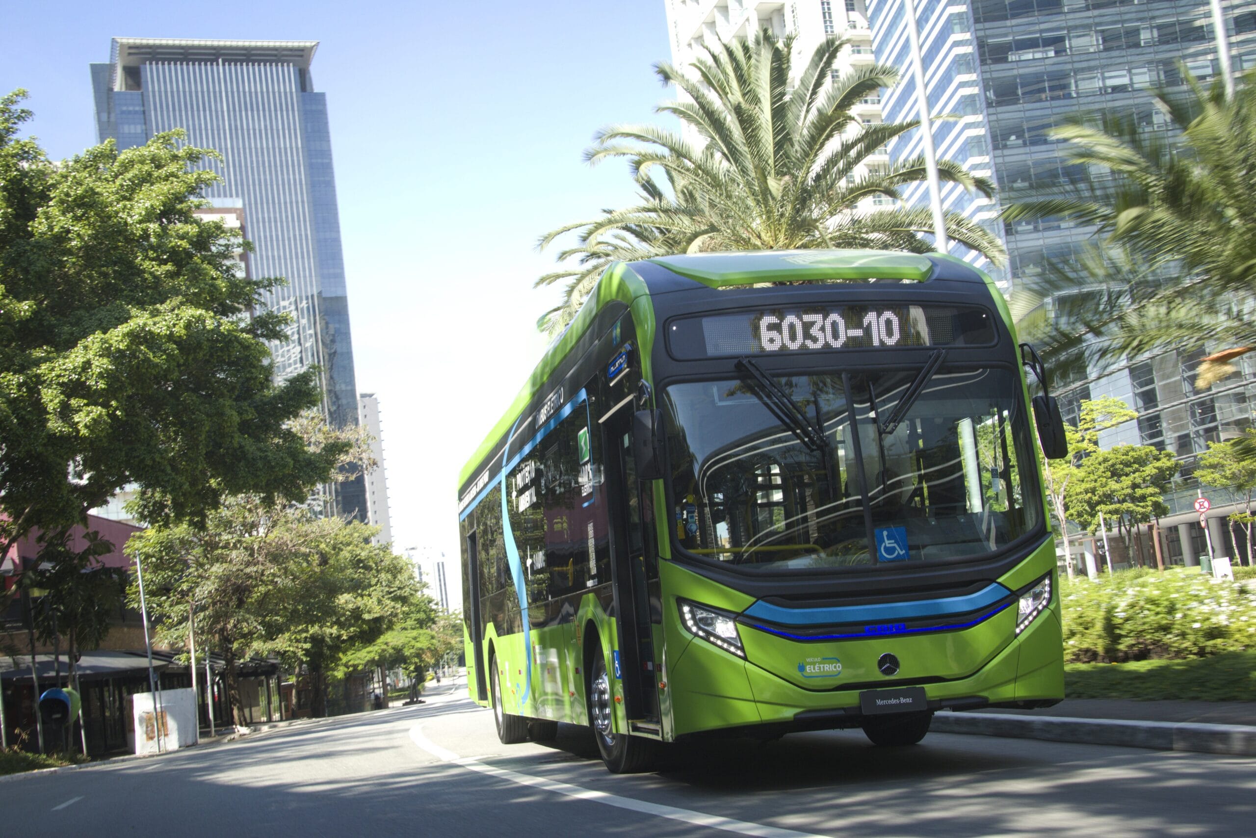 Mercedes-Benz supera marca de 400 ônibus elétricos vendidos e amplia presença na eletromobilidade no Brasil