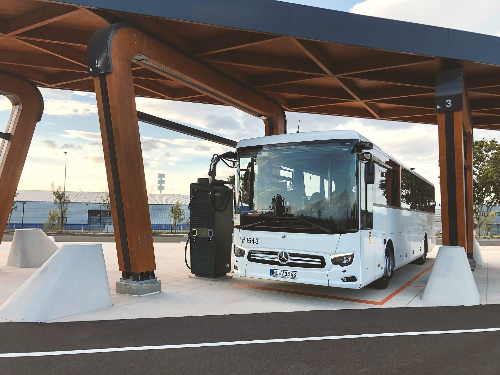 Daimler Buses instalará rede de recarga pública para ônibus elétricos na Europa a partir de 2026