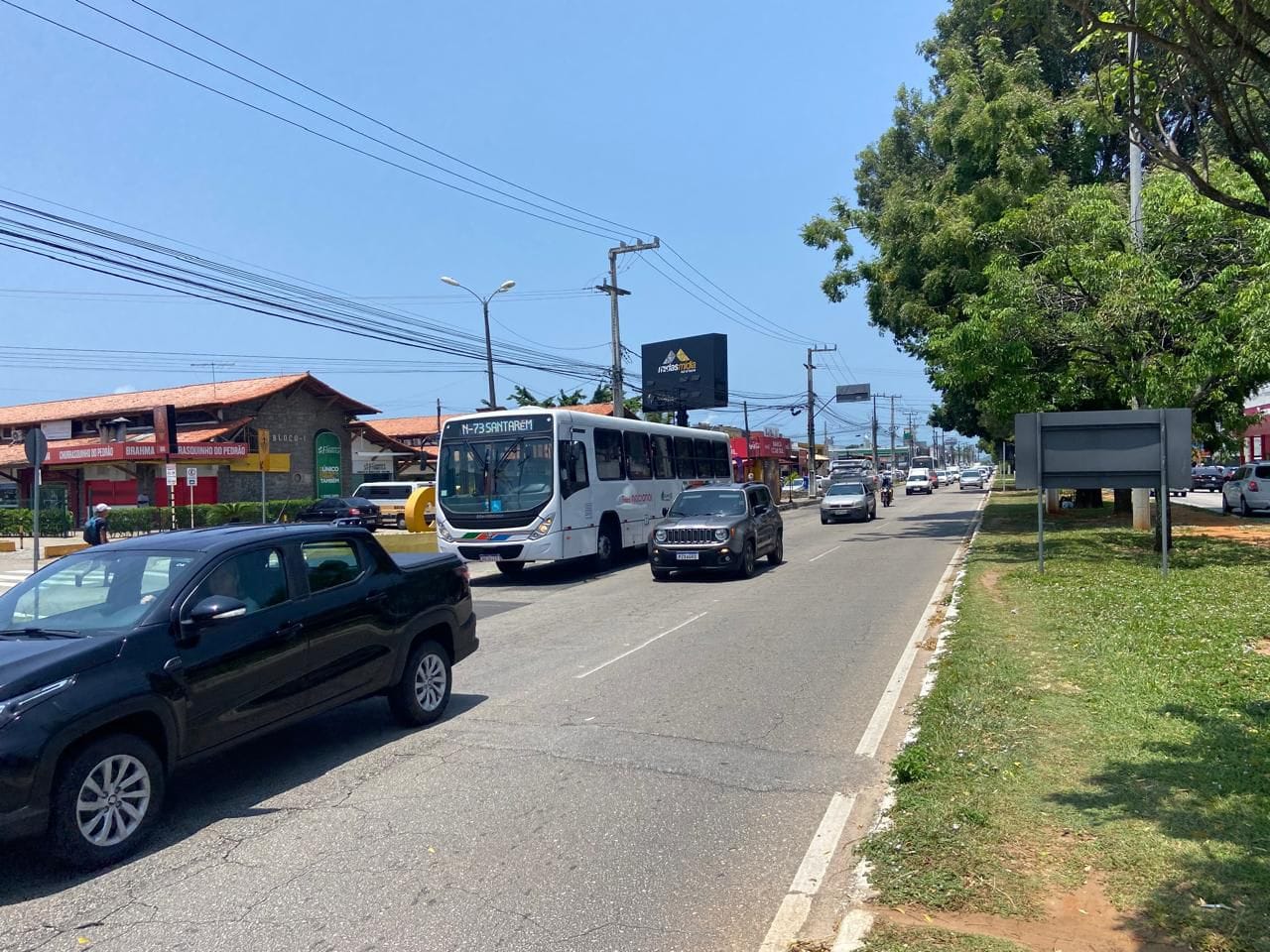 Impasse compromete faixas exclusivas de ônibus na Avenida Roberto Freire, em Natal