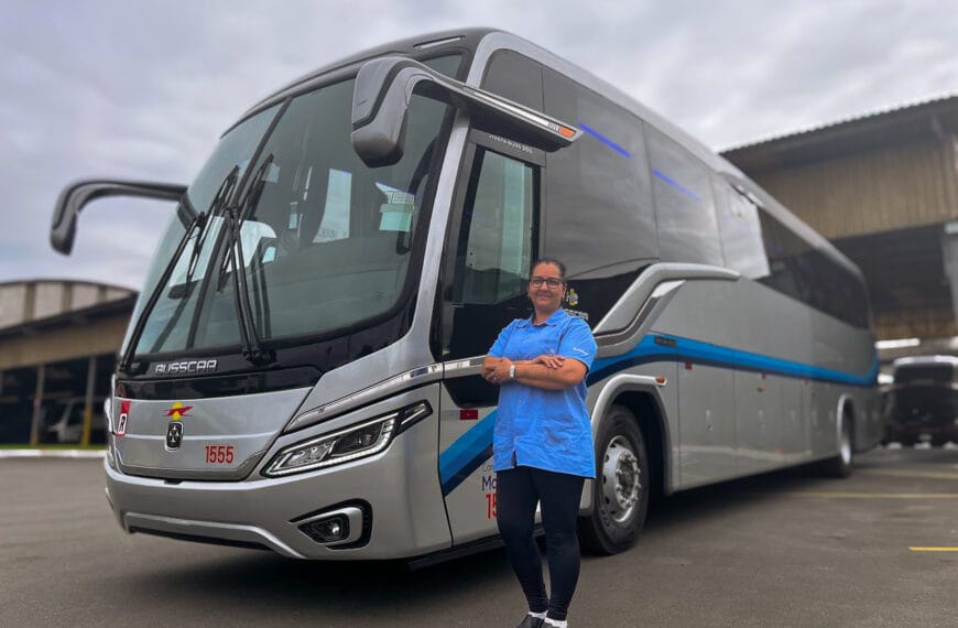 Primeira mulher manobrista da Busscar transforma dedicação em conquista histórica