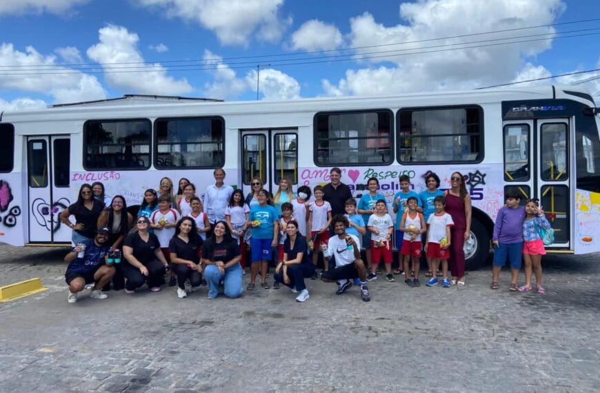 Crianças autistas transformam ônibus da Trampolim da Vitória em símbolo de inclusão