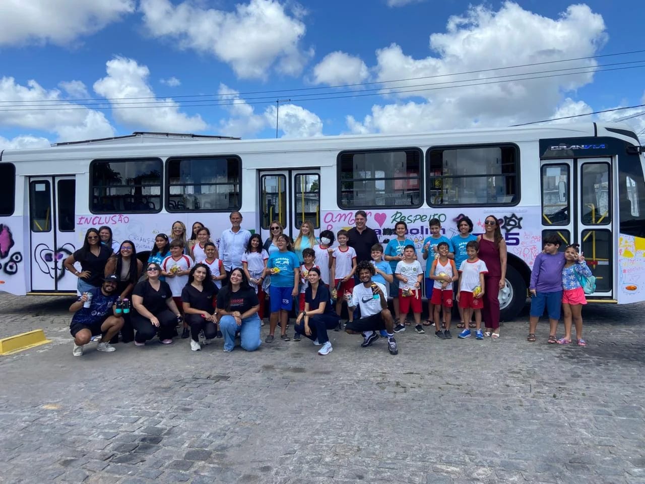 Crianças autistas transformam ônibus da Trampolim da Vitória em símbolo de inclusão