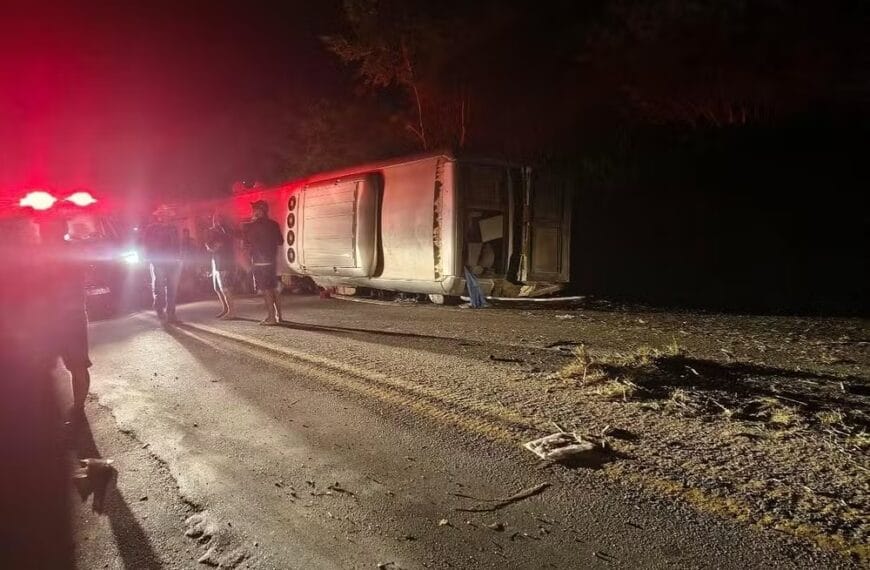 Acidente com ônibus de turismo deixa mortos e feridos no interior de Pernambuco