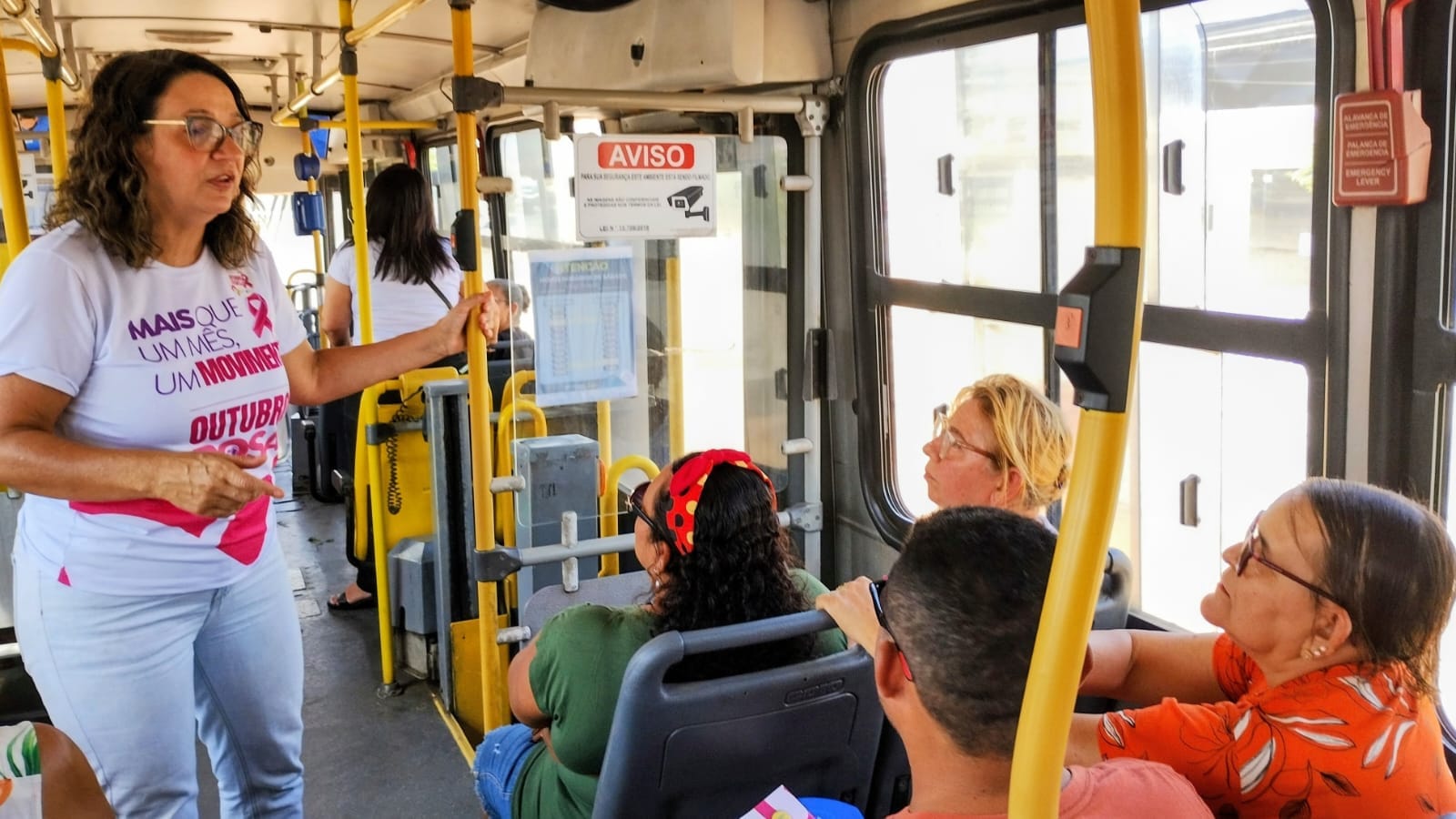 Campanha “Outubro Rosa” leva ação de prevenção ao câncer para dentro dos ônibus em Mossoró