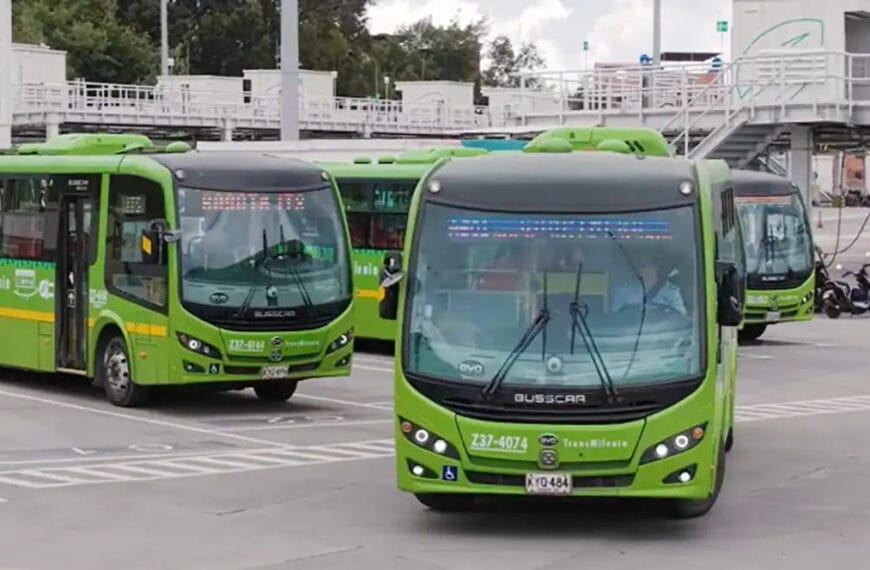 Bogotá é premiada pelo Príncipe William por avanços em transporte sustentável e redução da poluição do ar