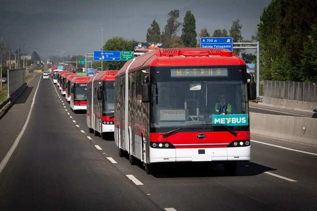 Santiago amplia frota elétrica e lança 94 ônibus articulados da BYD no sistema RED Metropolitana