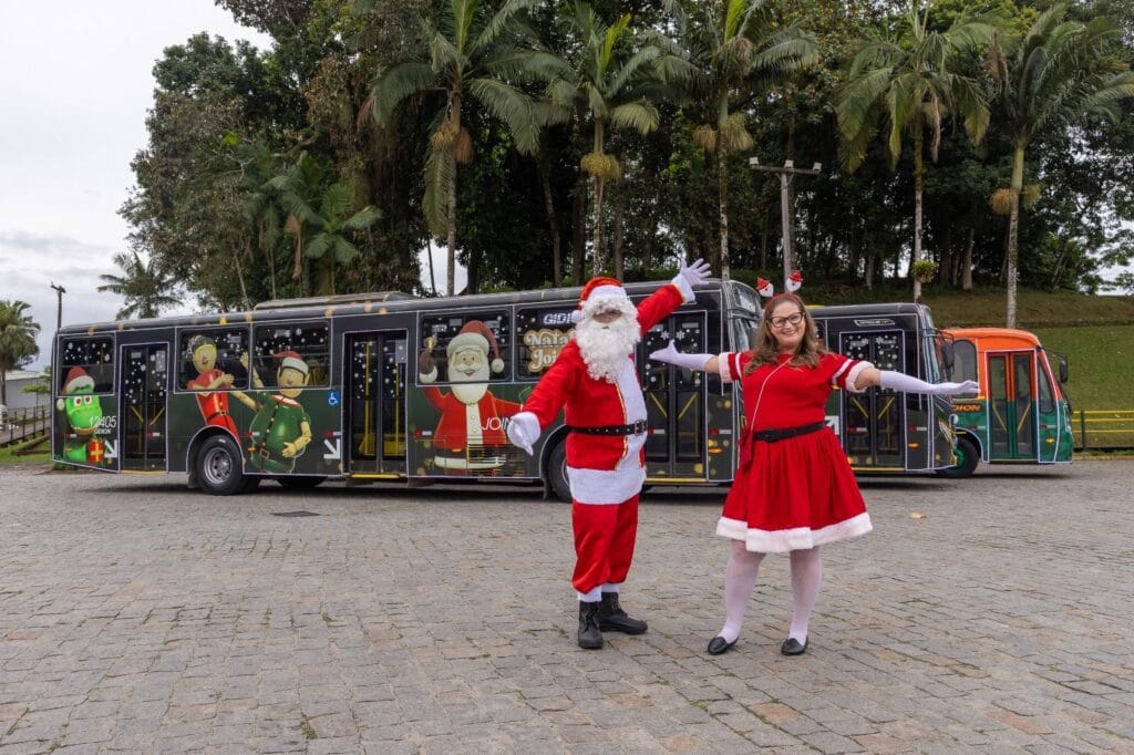 Ônibus decorados levam o clima de Natal às ruas de cidades de Santa Catarina