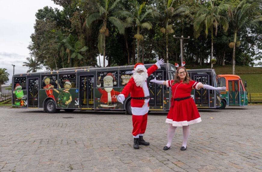 Ônibus decorados levam o clima de Natal às ruas de cidades de Santa Catarina