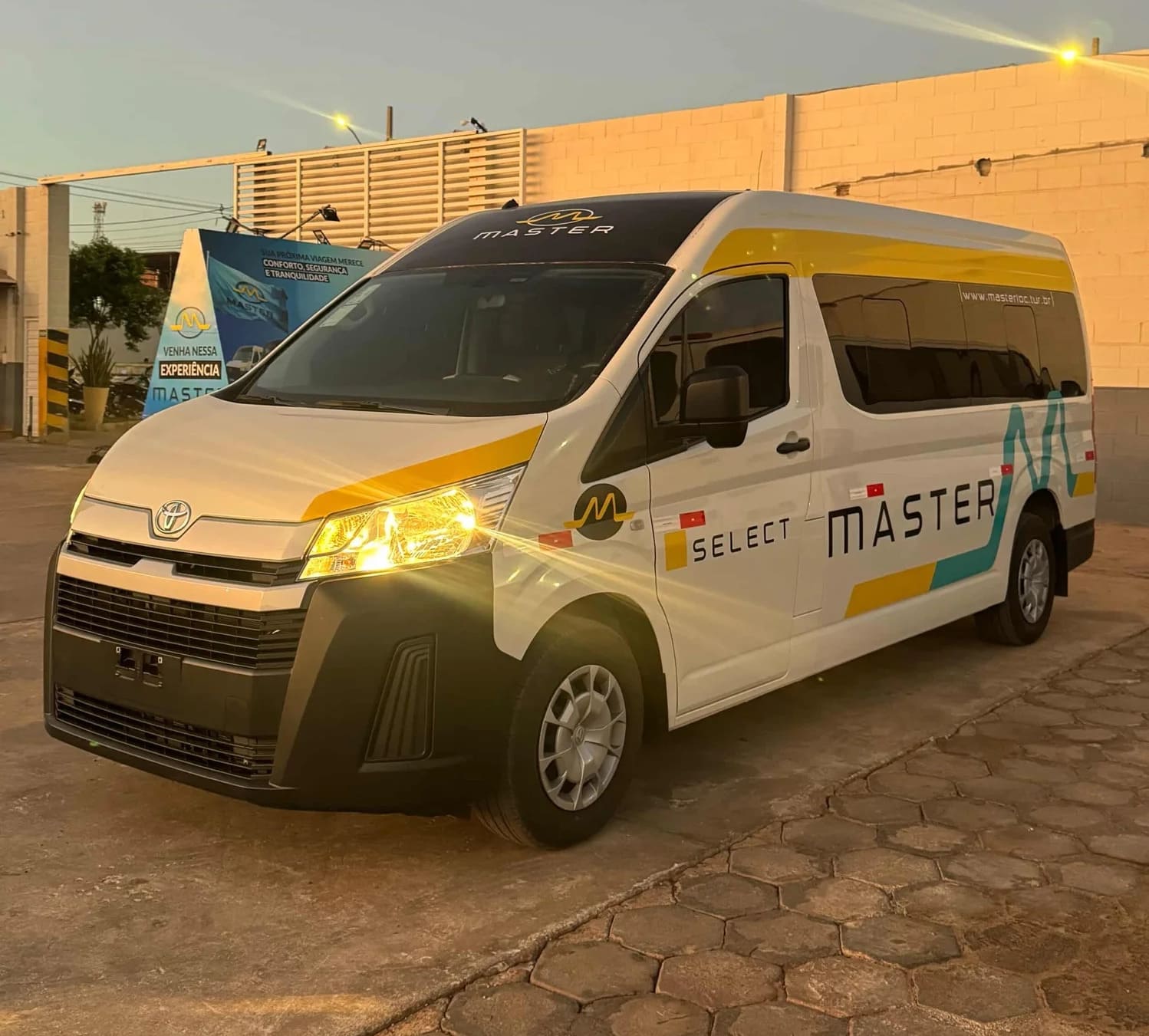 Master Turismo reforça frota com nova Toyota Hiace e amplia modernização do transporte em Mossoró